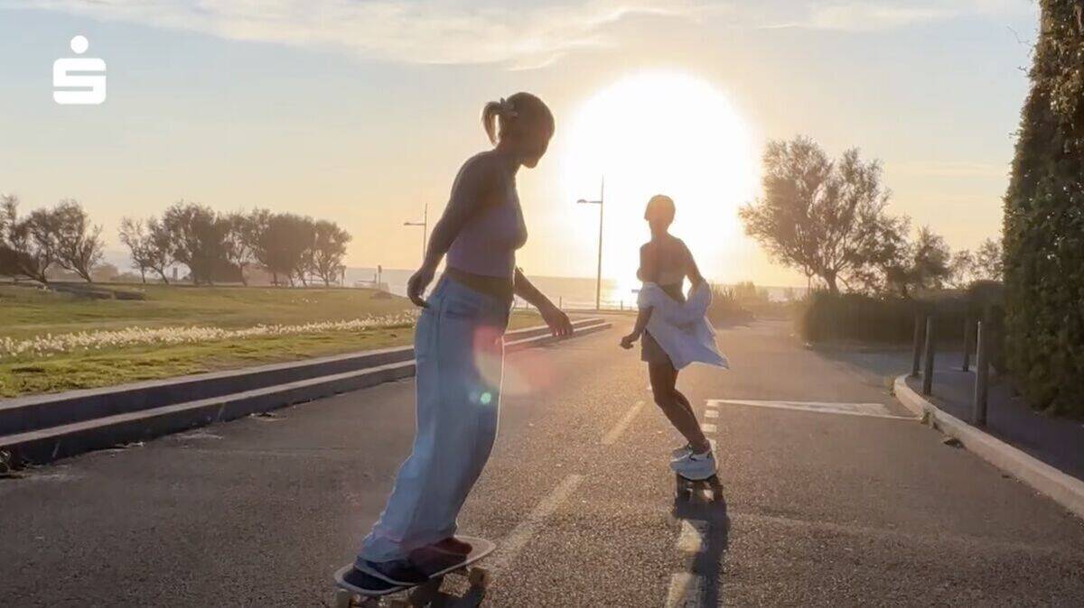 Screenshot aus dem Kampagnenfilm "Für dich am Start bei 36 Grad" mit @CaroundMalte.