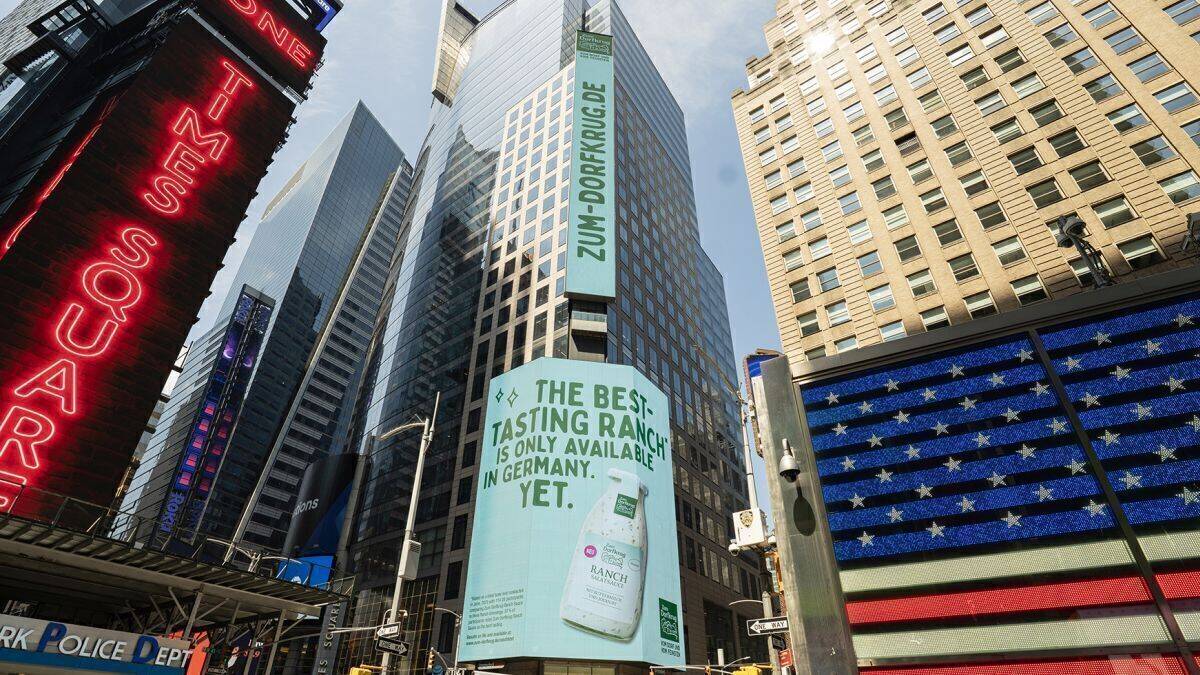 Zum Dorfkrug am Times Square: Kein Fake, sondern real zu sehen gewesen am 8. Juli.