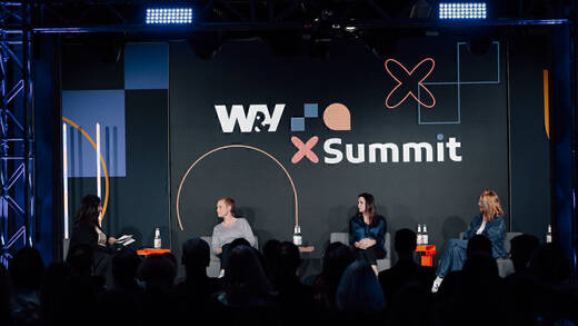 W&V-Redakteurin Christiane Treckmann (l.) diskutierte auf dem W&V Summit 2024 mit Vertreterinnen verschiedener Unternehmen über ihre Nachhaltigkeitsstrategien.