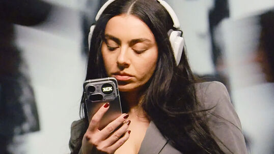 Bild: Wie Nothing mit Charli xcx gegen Apple-Ästhetik antritt