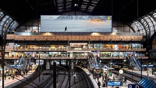 Auch am Hamburger Hauptbahnhof watschelt der Nihilist-Pinguin herum.