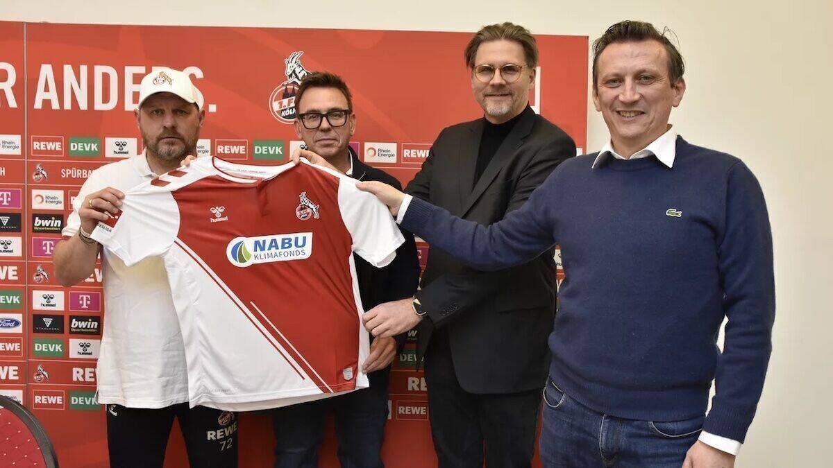 1. FC Köln-Trainer Steffen Baumgart, 1. FC Köln-Geschäftsführer Markus Rejek, Roland Panter vom Nabu und Rewe Group-Vorstandsvorsitzender Lionel Souque (v.l.n.r) stellen bei der Spieltagspressekonferenz das besondere Trikot vor.