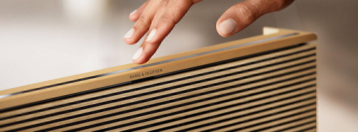Das Modell Beosound Level in der Farbe "Golden Oak" kostet nach B&O-Vorgabe 1499 Euro. In Europa war Preisstabilität im Händlernetzwerk aber lange nicht gegeben.