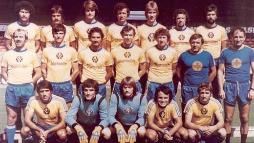 Eintracht Braunschweig: Auf der Brust wirbt Jägermeister.
