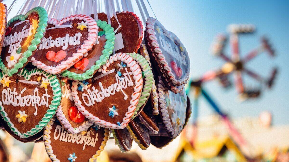 Lebkuchenherzen mit der Aufschrift "Oktoberfest". 