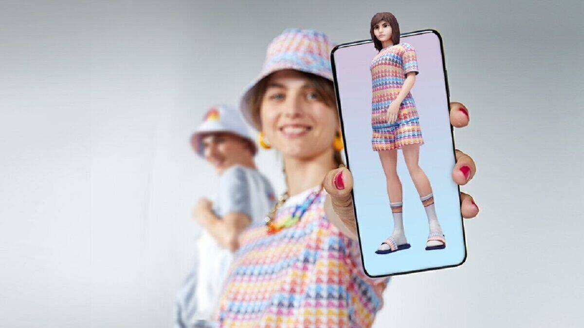 Frau im "Aldimania"-Kleid mit ihrem Avatar auf dem Smartphone
