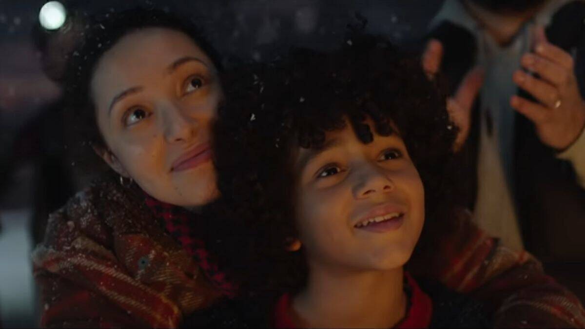 Im Coca-Cola-Weihnachtsspot "Chimney" steckt ein Junge die ganze Hausgemeinschaft mit seiner Idee an.