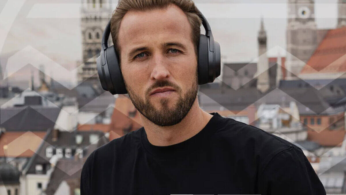 Harry Kane hört Musik mit Kopfhörern von "Our Pure Planet"