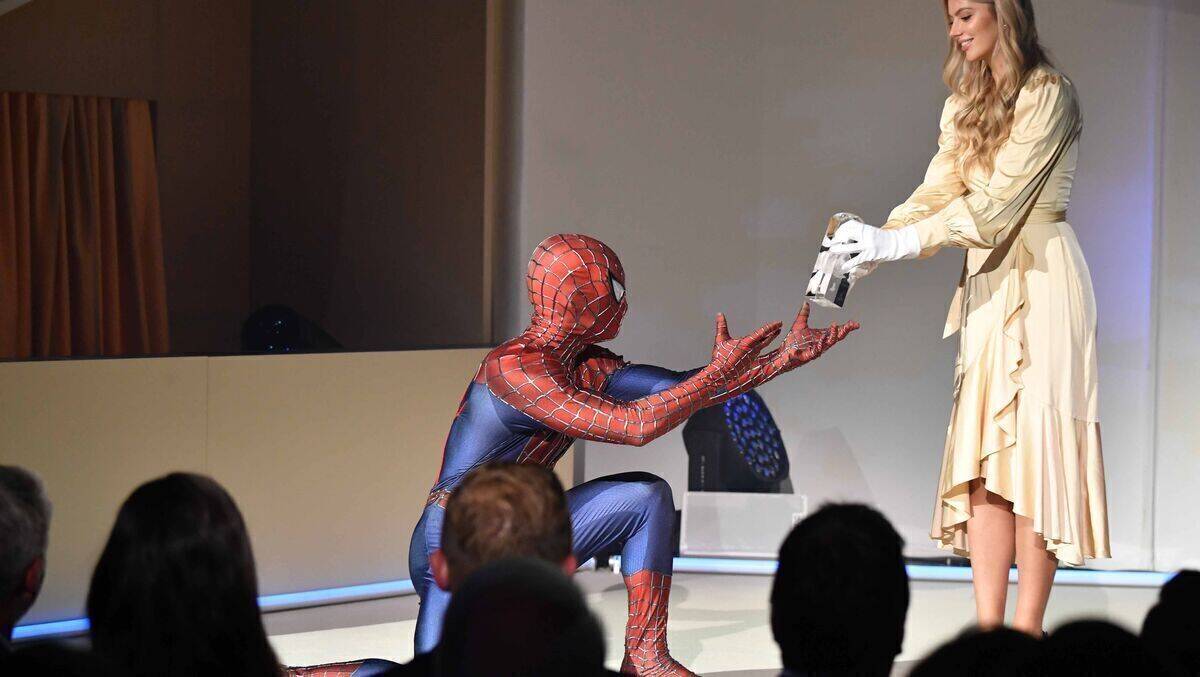 Weil niemand von Sony Playstation zur Gala kam, nahm Spiderman stellvertretend den Award in der Kategorie "Best Brand Overall" entgegen. 