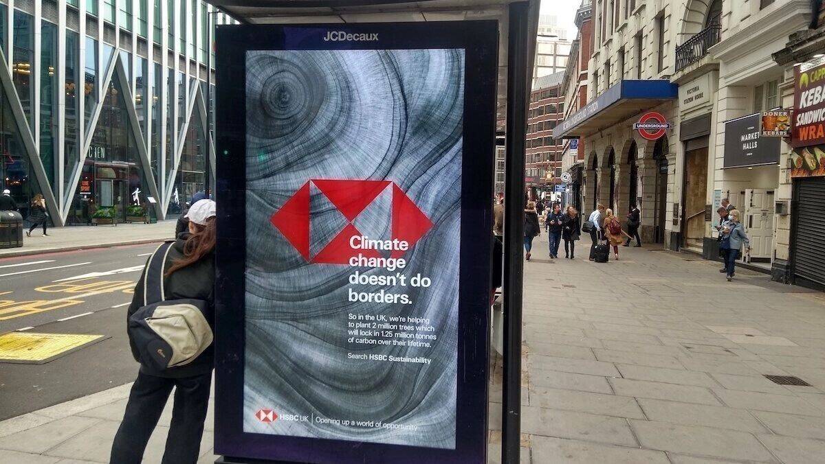 Eine der HSBC-Anzeigen an einer Bushaltestelle 2021.