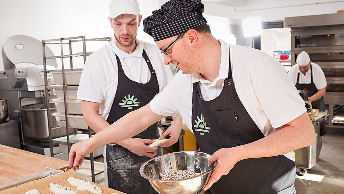 Bio-Bäckermeister André Heuck und sein Team stellen Backwaren traditionell her. Die Kund:innen lieben das Brot.