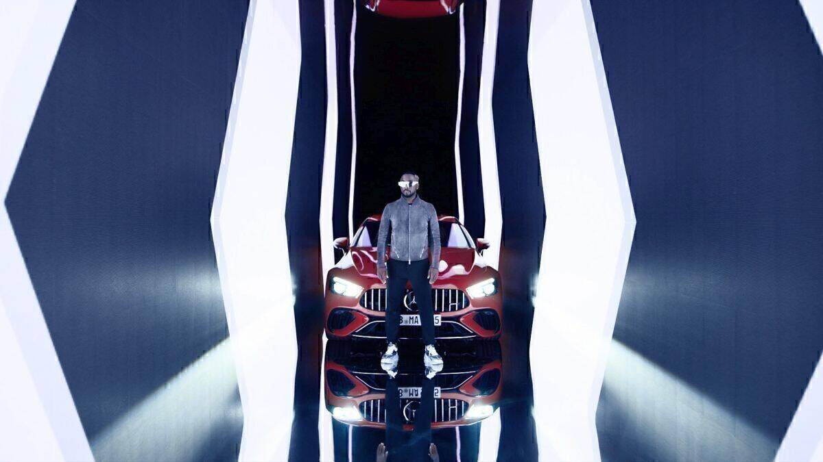 Bereits im Mai präsentierten der Künstler und Mercedes-Benz ihr gemeinsames AMG-Modell "The Flip". Auf der Berlin Fashion Week wird dieser erneut aufwendig inszeniert.