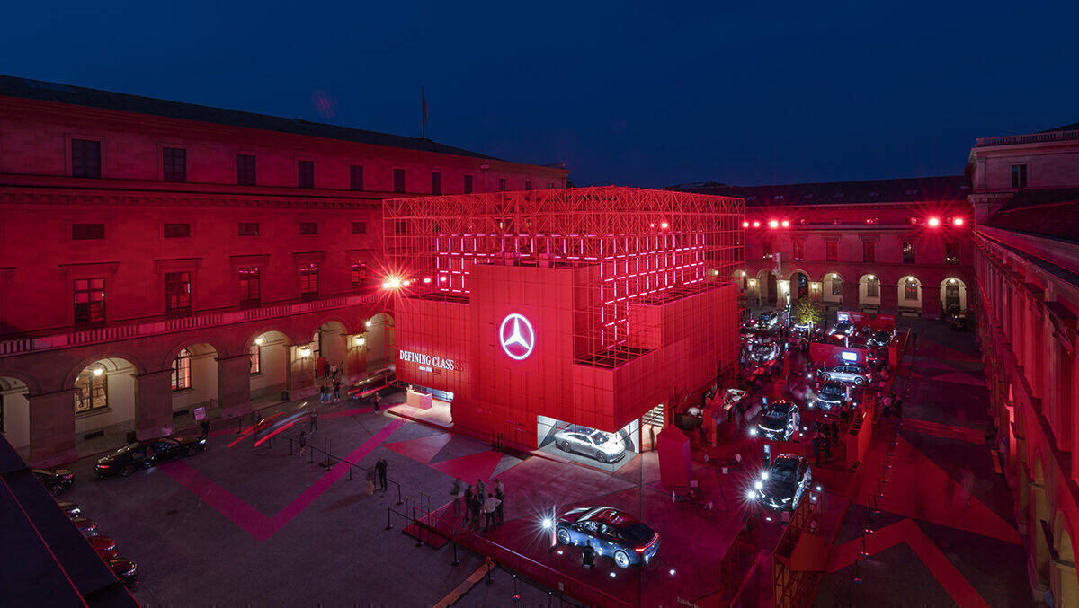 Beeindruckende Atmosphäre: Mercedes in den Residenz-Höfen.