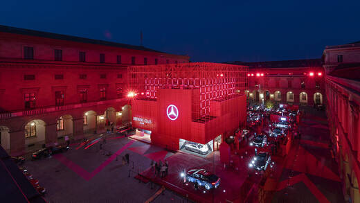 Beeindruckende Atmosphäre: Mercedes in den Residenz-Höfen.