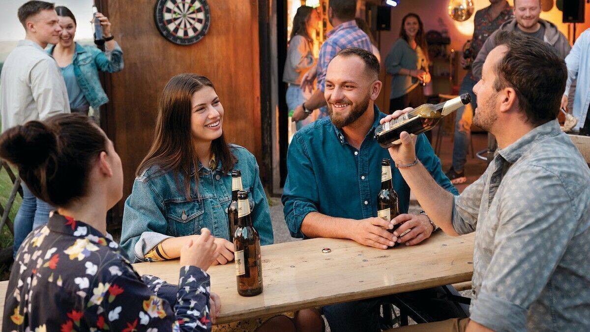 Die neue Kampagne von Wernesgrüner zeigt ausschließlich Freunde und Nachbarn der Brauerei bei einem Garagenfest.