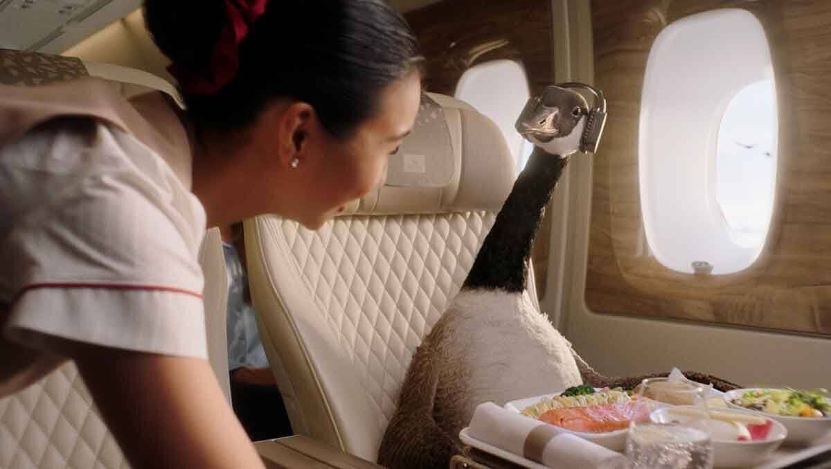 Jennifer Aniston wurde bei Emirates durch eine Gans ersetzt.