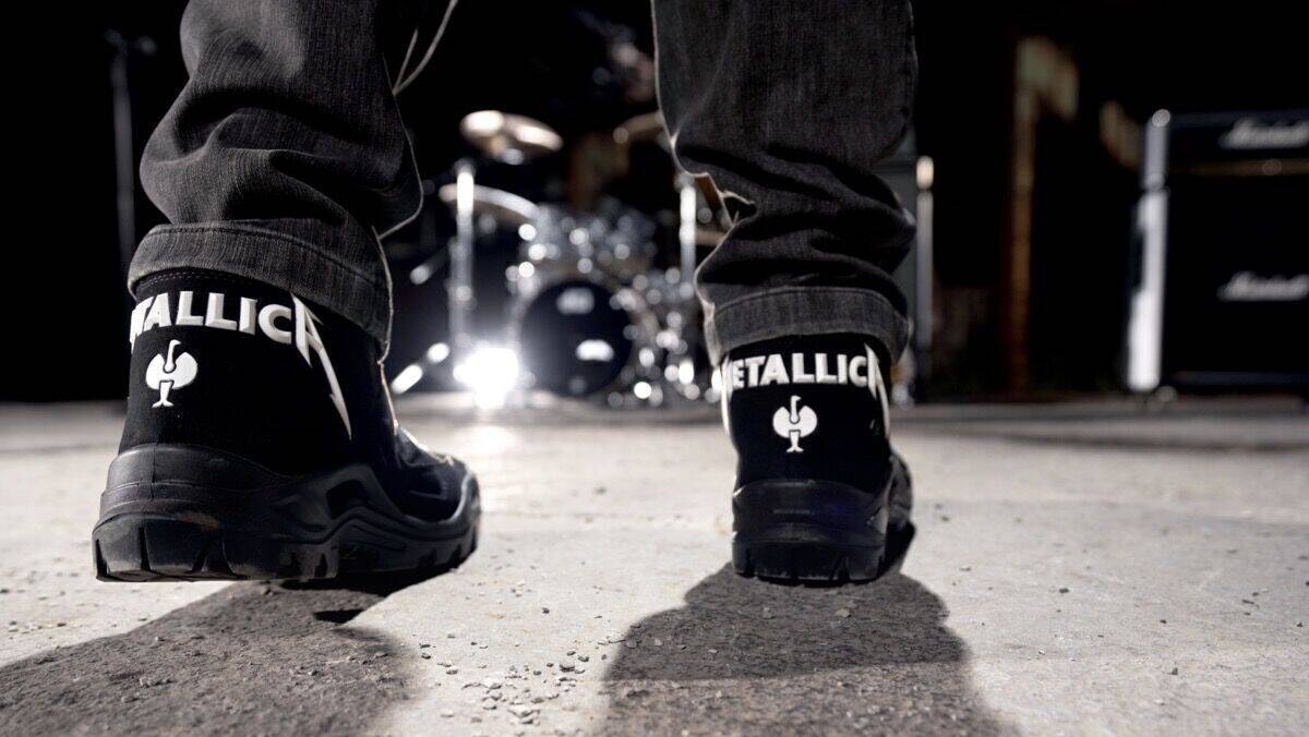 Rock-Ikonen in der CI: Zum Verkaufsstart Ende Juni geben zwei Stars von Metallica das symbolische Go für die Stahlkappenschuhe "Metallica Safety Boots".