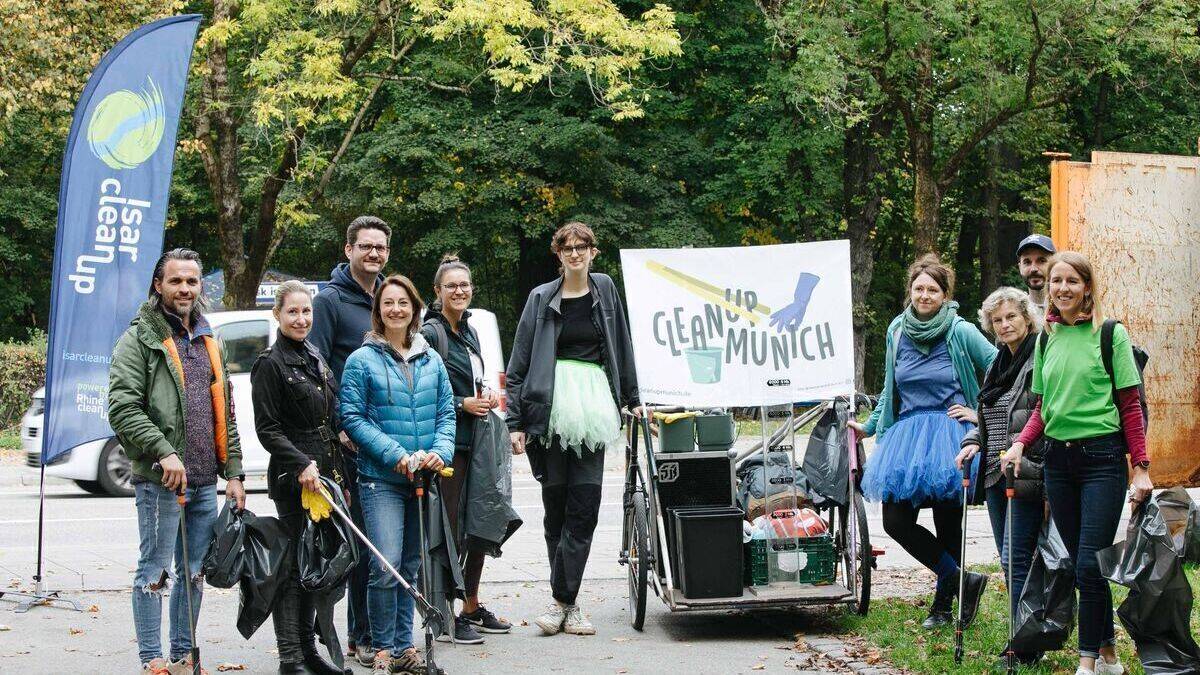 Beim Green Marketing Day 2022 wurde nicht nur geredet, sondern auch gemeinsam etwas für die Umwelt getan - beim Isar Clean-up