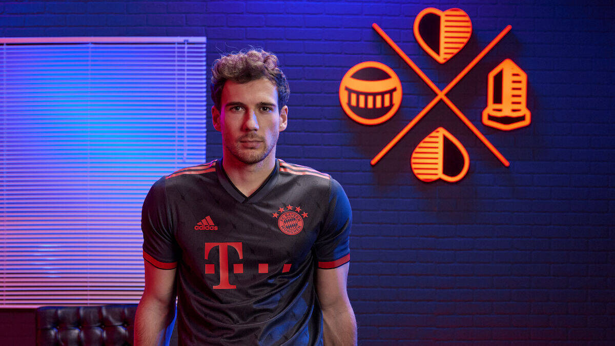 FC-Bayern-Star und Nationalspieler Leon Goretzka im neuen Auswärtstrikot.