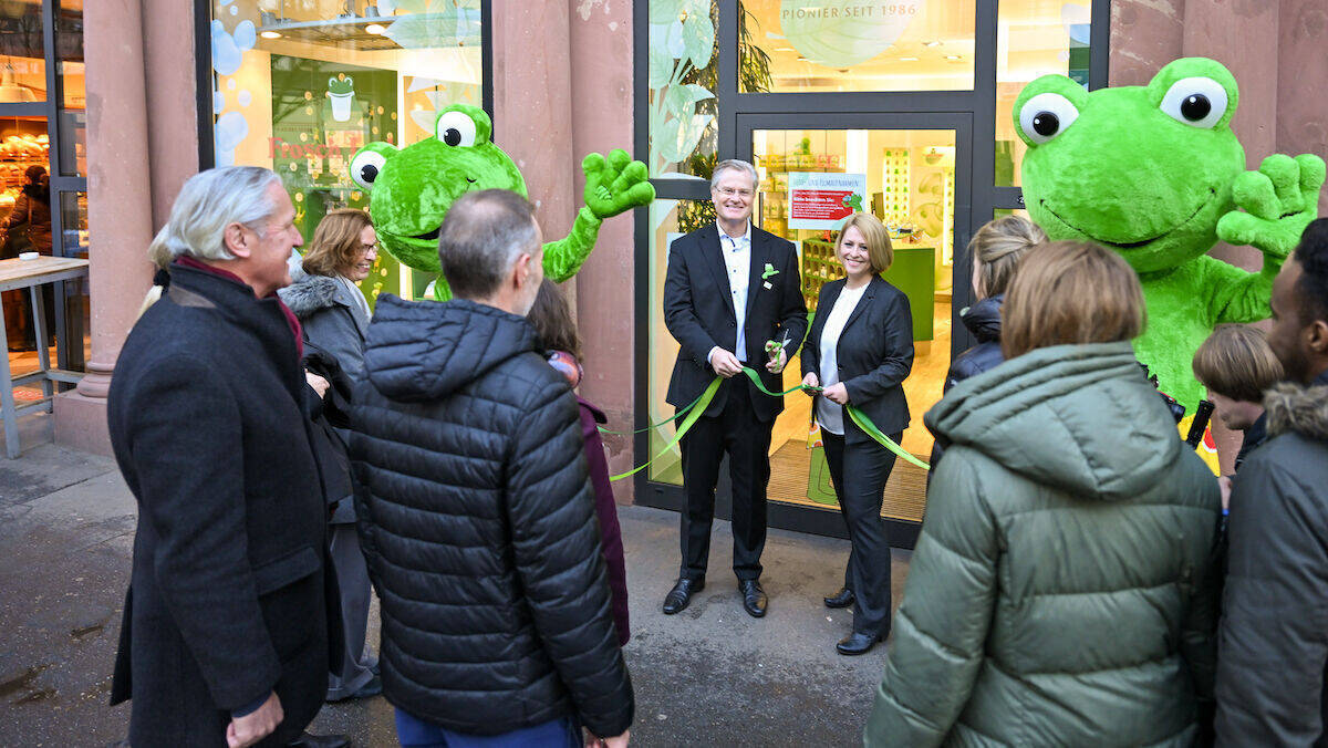 Werner & Mertz-Inhaber Reinhard Schneider und Store-Managerin Daniela Löv eröffnen feierlich den neuen Frosch-Laden.