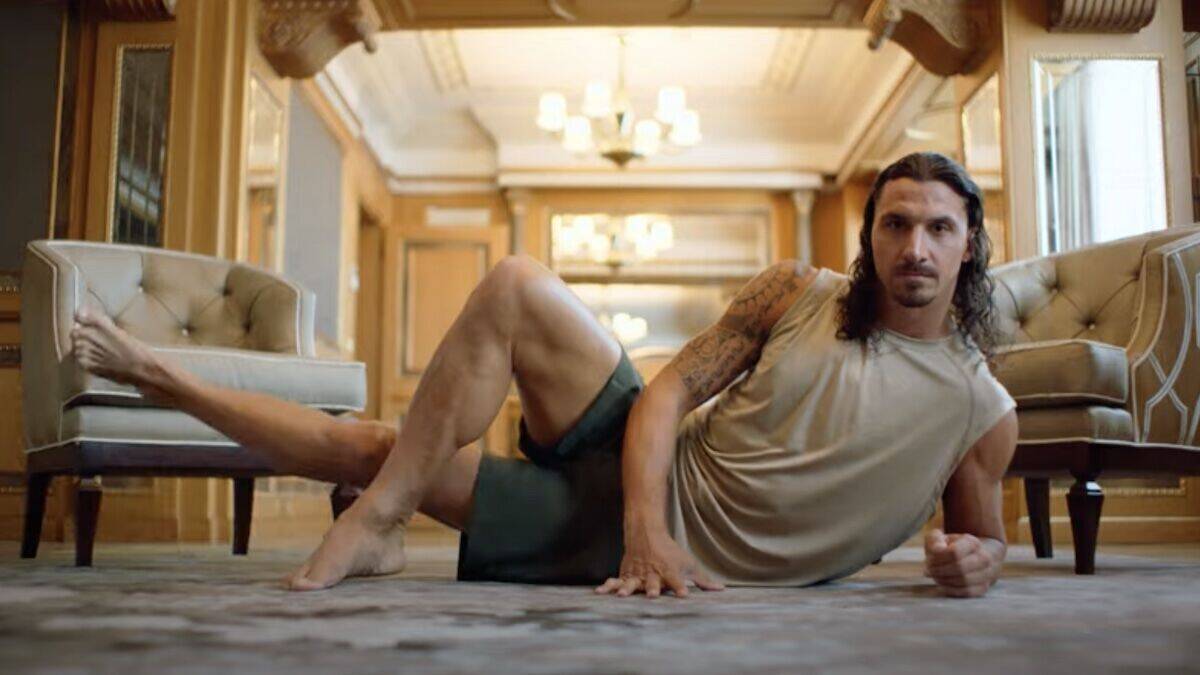 "I show you moves": Ibra gibt beim Remote-Fitnesstraining mit Ikone Jane Fonda alles.