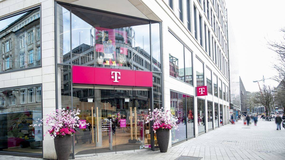 Der europaweit größte Shop der Telekom liegt in Hamburg mitten in der Fußgängerzone 