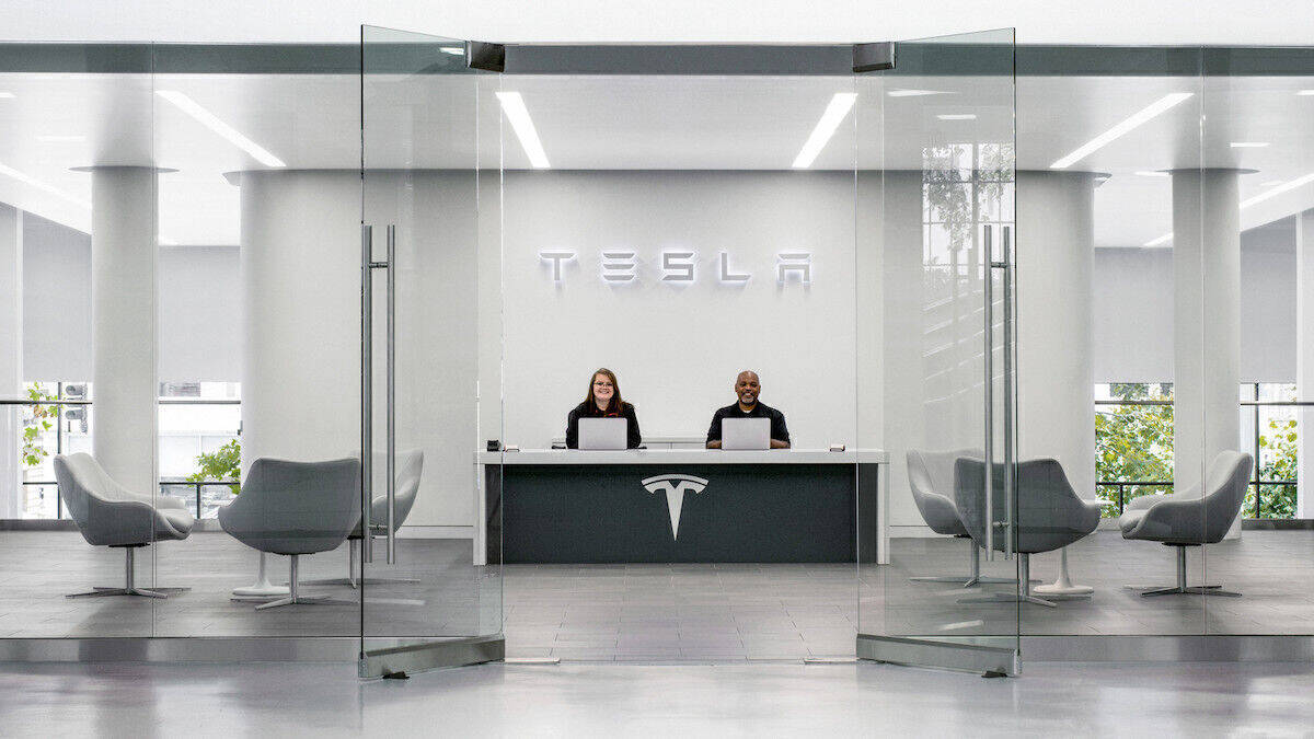 Servicemitarbeiter in einem Büro des Autoherstellers Tesla. 