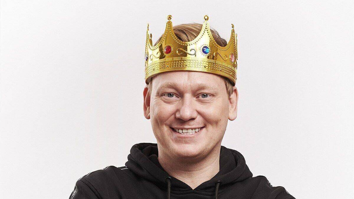Jens Knossalla alias Knossi lässt in "Knossis Kingdom" um seine Krone spielen. Selbst zeigt sich der YouTube-König jedoch erst im Finale.