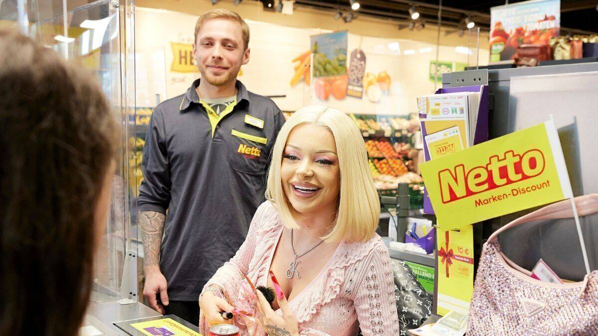 Auffällige Kassiererin bei Netto: Katja Krasavice. 