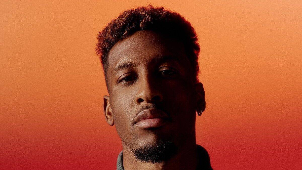 Kingsley Coman in einem Outfit der Streetstyle-Kollektion in Kooperation mit About You