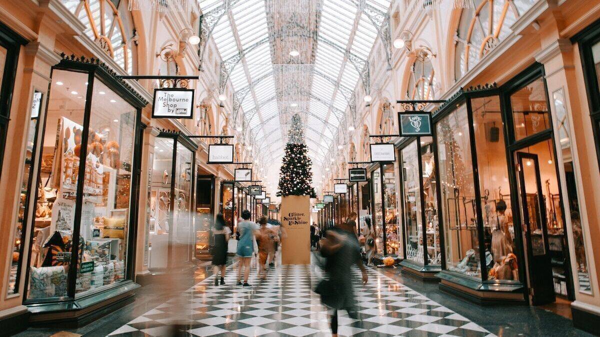 In diesem Jahr wollen Verbraucher:innen bei ihren Weihnachtsgeschenken sparen.