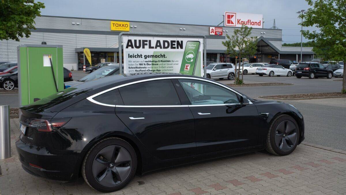 Ab dem 12. September kostet das Aufladen von E-Autos bei Kaufland Geld.