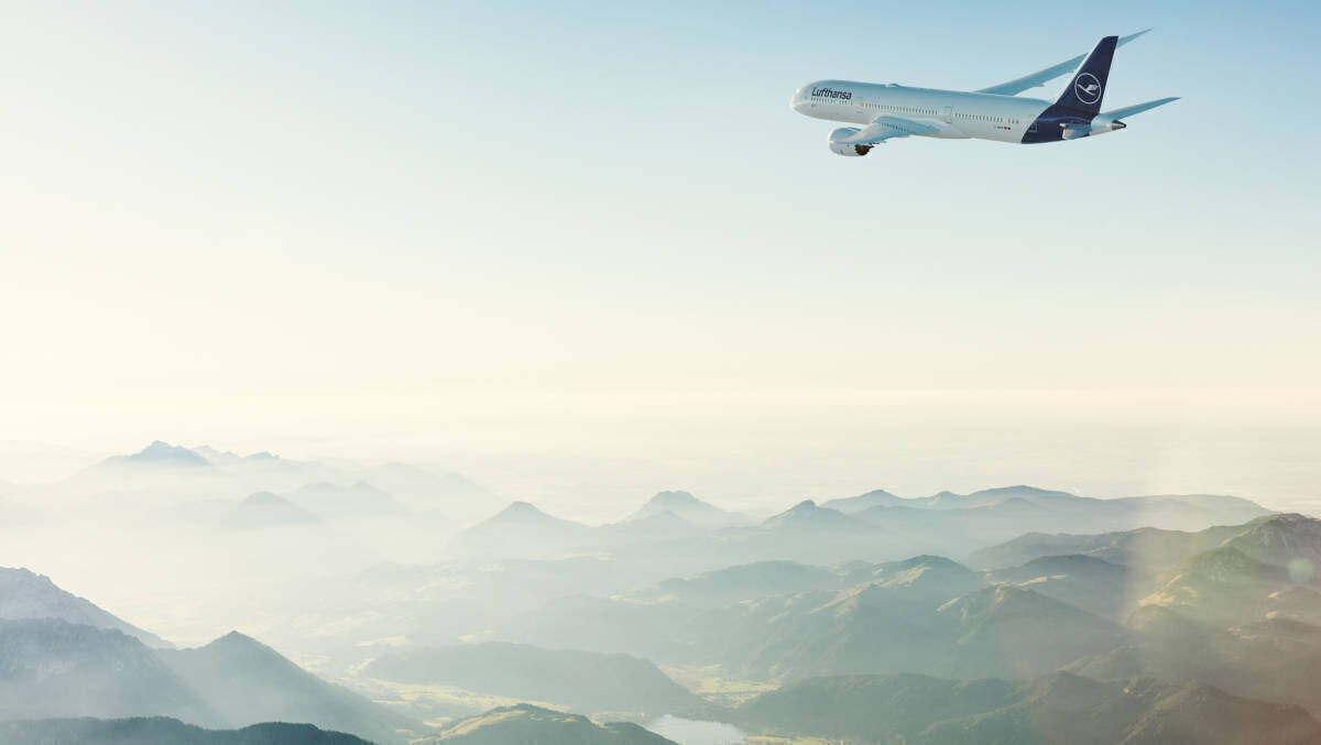 Klimaneutraler Kraftstoff oder Kompensation? Lufthansa-Kund:innen können künftig wählen.