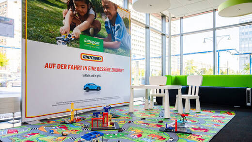 Eigens eingerichtete Spielecken in Europcar-Filialen sollen den Kleinen das Konzept Elektromobilität näher bringen.