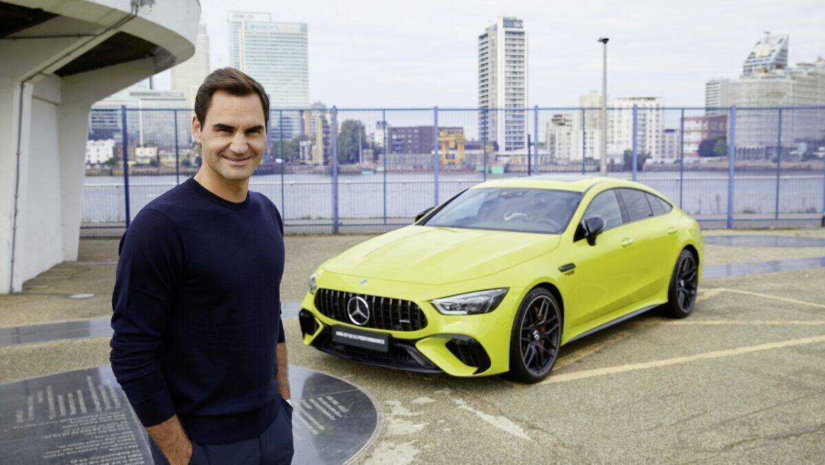 Roger Federer und ein neon-gelber Mercedes-AMG.
