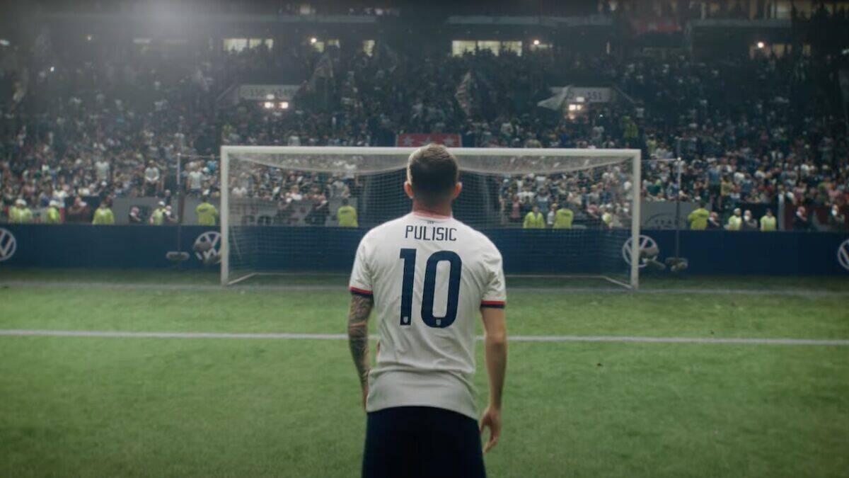 Wie auch im Sport, ist Pulisic in dem VW-Spot nicht alleine. An seiner Seite spielen Brett Goldstein, Clint Dempsey Fußballkommentator Martin Tyler.