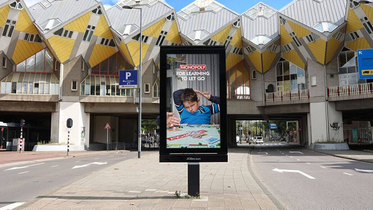 "Lass es einfach raus!" Werbung in den niederländischen Monopoly-Straßen.