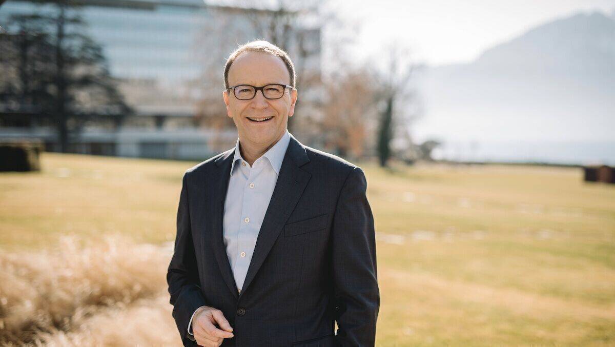 Nestlé-CEO Mark Schneider freut sich über das Ergebnis und sagt über das vergangene Jahr: "Die Lebenshaltungskosten machten vielen Menschen zu schaffen."