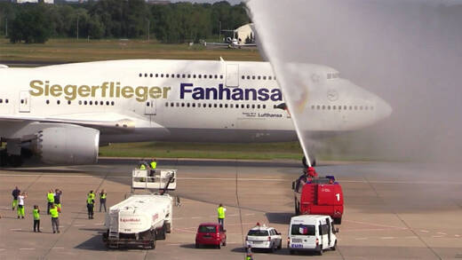 2014 kehrte die deutsche Fußballnationalmannschaft der Herren als Sieger mit der Lufthansa nach Deutschland zurück.