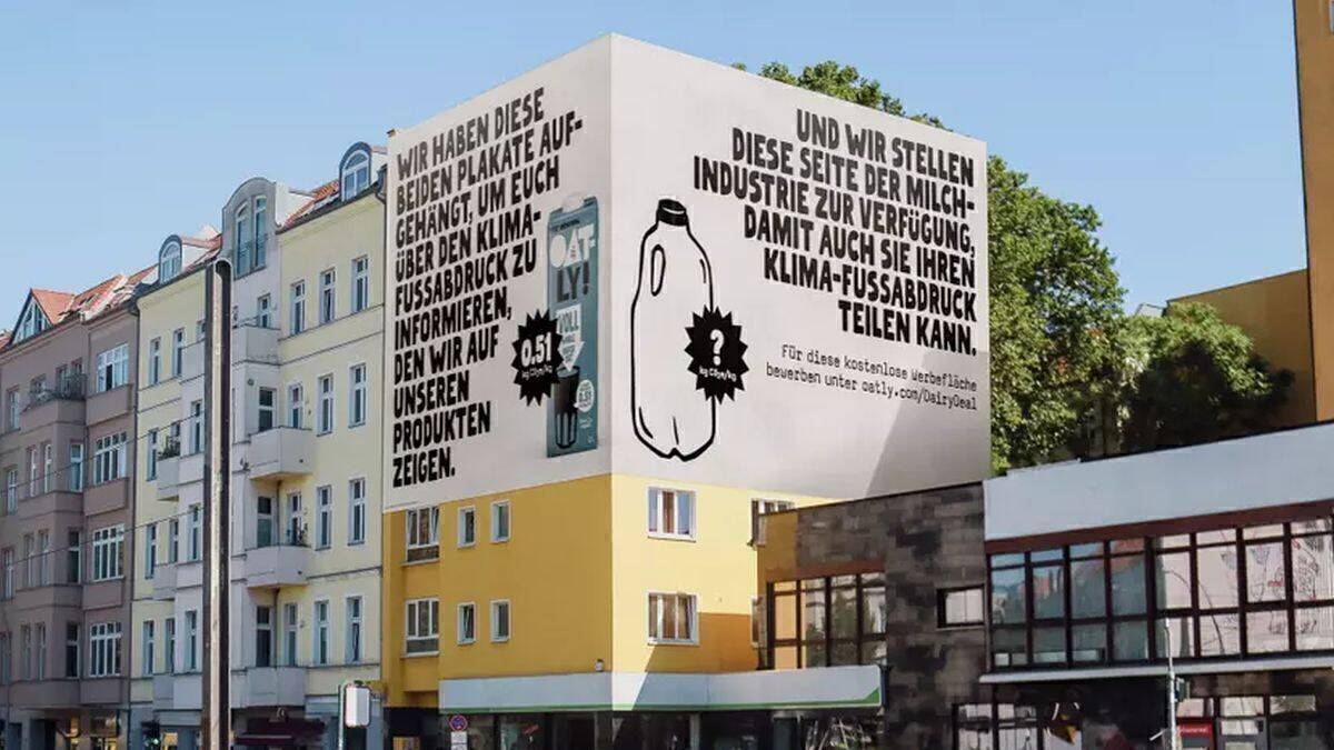 Oatly-Plakat in Berlin. 