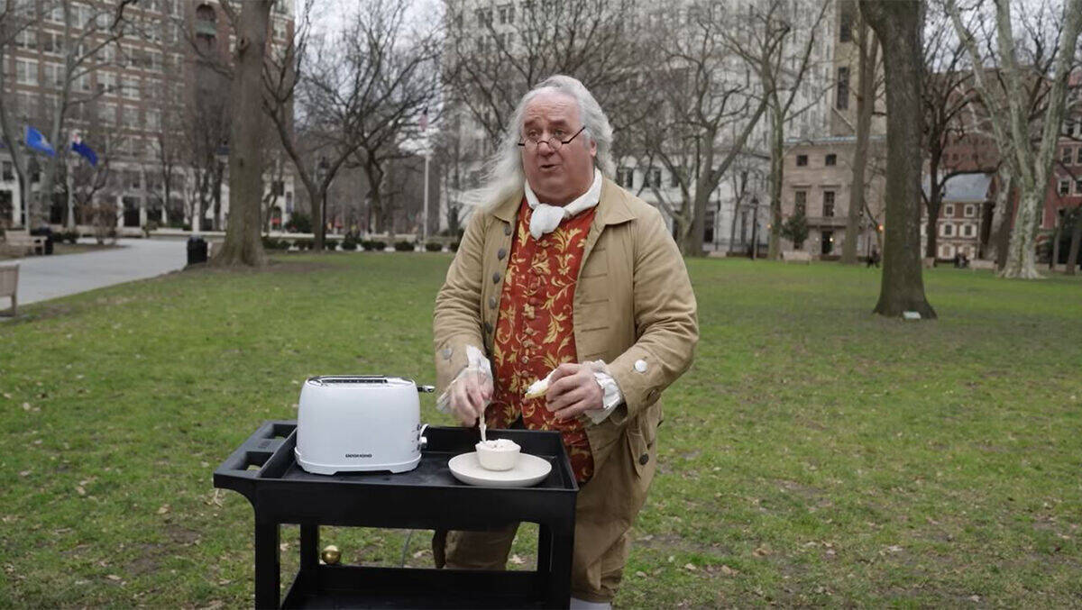 Ein Benjamin-Franklin-Imitator probiert Oatlys "Cream Cheese".   