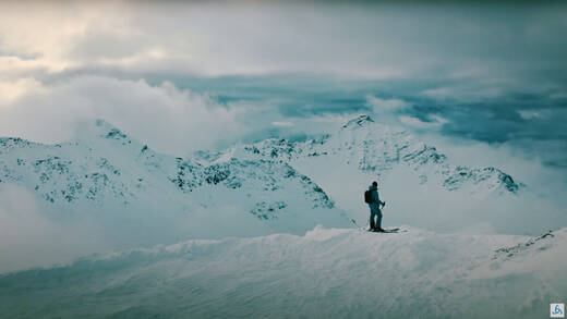 Martin Fourcade blickt für Odlo über die Schweizer Berge.