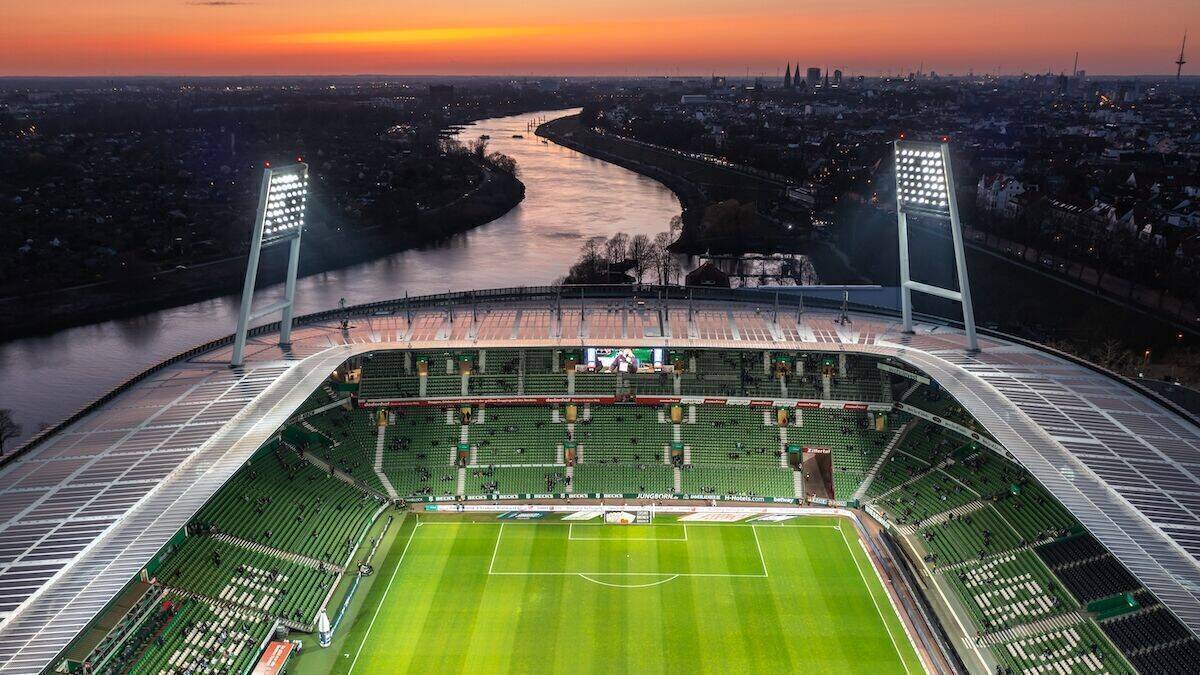 Stadien und Hallen seien vom Verbot von Leuchtreklame nicht betroffen, hat die Initiative Profisport für sich entschieden. Im Wirtschaftsministerium scheint man nachzugeben.