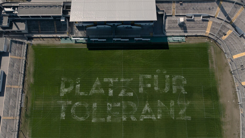 Rasenkunst: Fritz-Kola und der TSV 1860 München fordern mehr Toleranz | W&V