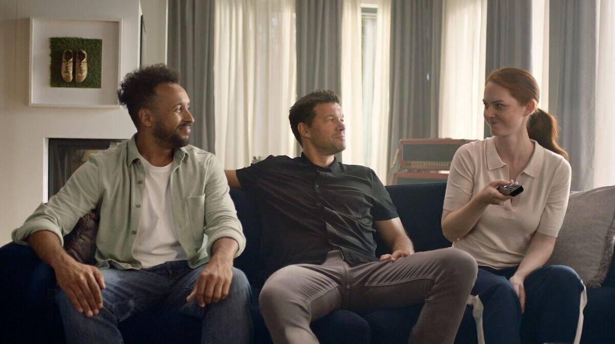 So viel Fußball-Auswahl auf einmal: Klar, dass das Paar aus dem Clip Dazn haben muss.