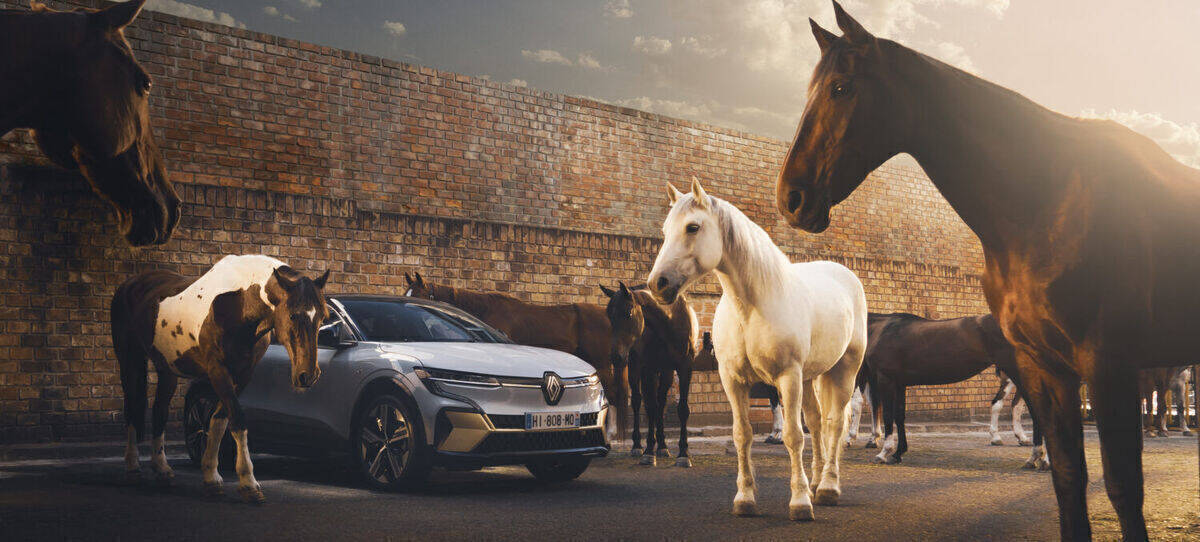 Neue versus alte Welt: Der Renault Megane ebnet den Weg ins Elektrozeitalter, die Pferde müssen weichen.