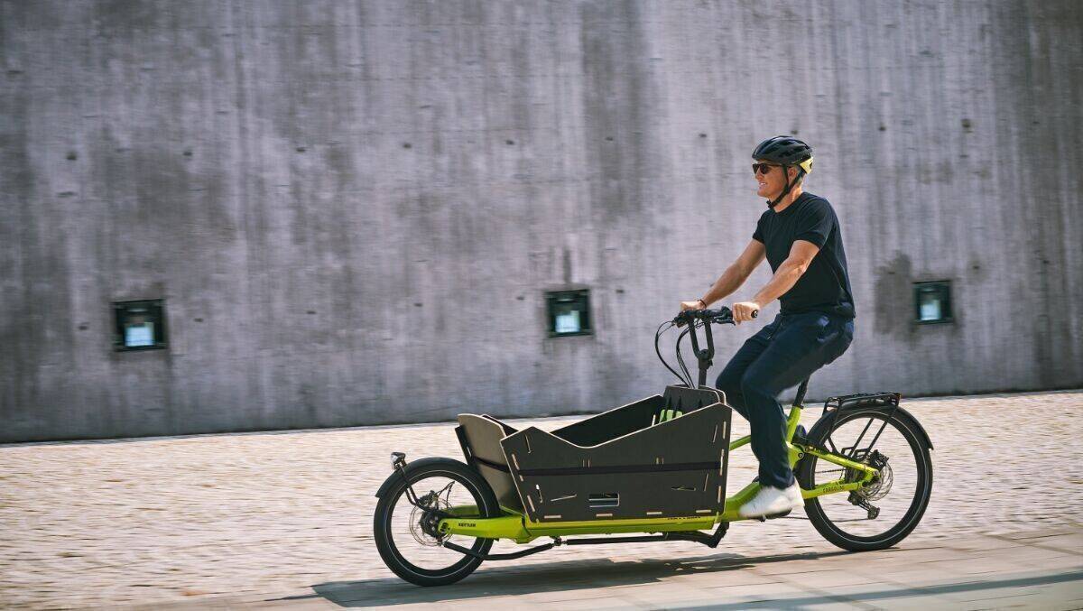 Bastian Schweinsteiger auf seinem Kettler-Lastenrad.