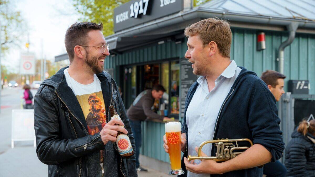 Stefan Dettl (rechts) von La Brass Banda ging auf die Brauerei mit der Idee zu einem eigenen Bier zu.