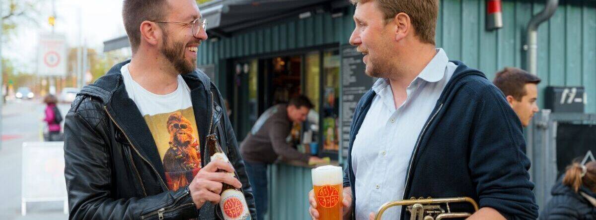 Stefan Dettl (rechts) von La Brass Banda ging auf die Brauerei mit der Idee zu einem eigenen Bier zu.