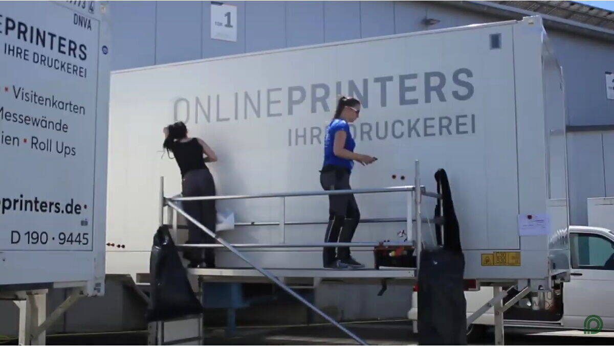 Onlinelineprinters-Beschäftgte wirkten in den Spots mit